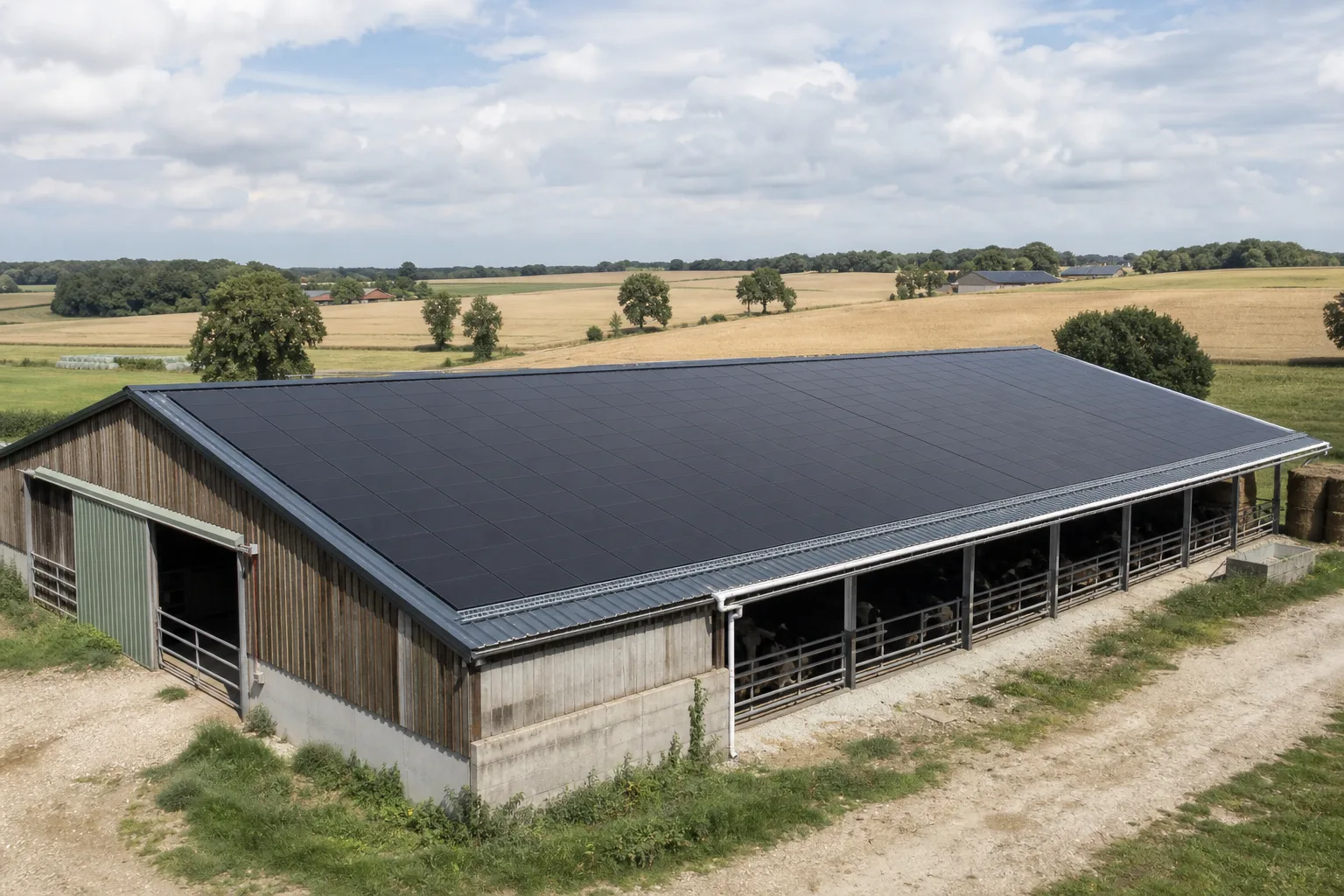 Hangar agricole français équipé de panneaux solaires photovoltaïques noirs sur toiture
