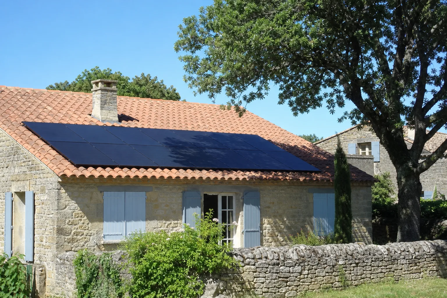 Ombrage sur une toiture : jusqu’où est-ce acceptable ?