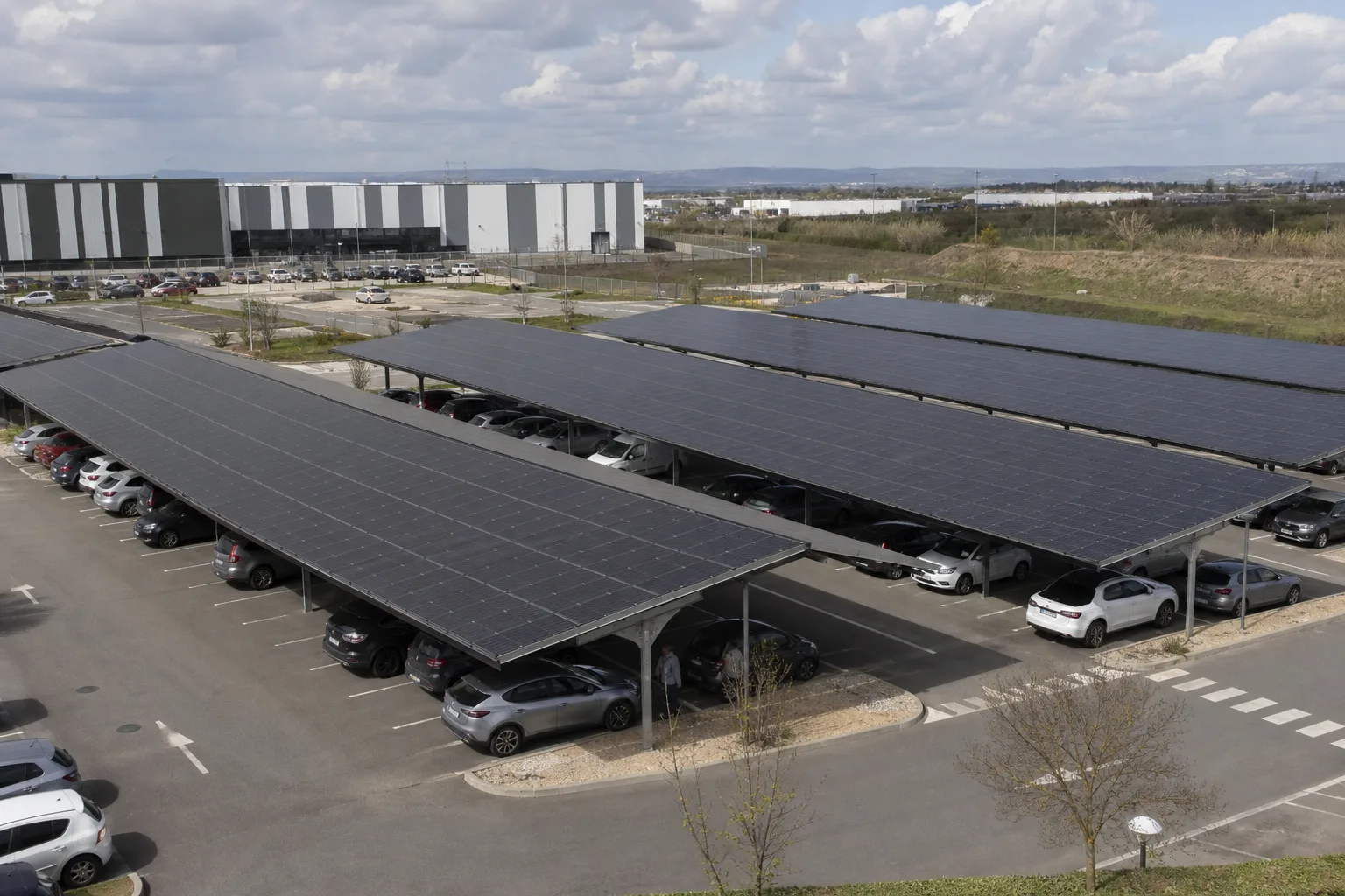 Ombrières photovoltaïques couvrant un grand parking commercial en France